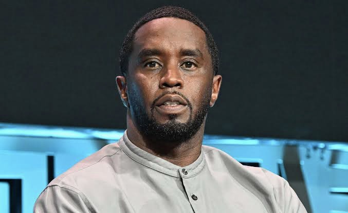 Diddy Seen Wiping A Man’s Lips Viral Video