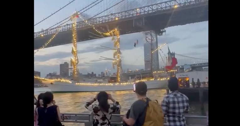Mexican Ship Carrying 200 Passengers Crashes Into The Brooklyn Bridge, 2 Dead & 17 Hurt